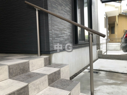施工例画像：愛知県 名古屋市  カーポートLIXILネスカ横2台 玄関ポーチ階段手摺りLIXIL木製調グリップライン