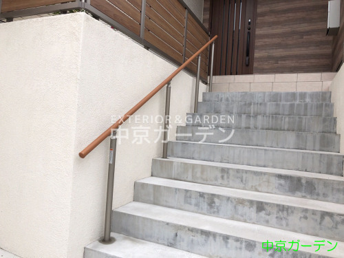 施工例画像：三重県 四日市市  玄関ポーチ階段手摺りLIXIL木製調グリップライン