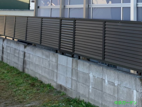 施工例写真 目隠しフェンス塀LIXILフェンスABYL3型 CBブロック積み 雨除け屋根LIXILスピーネ1階