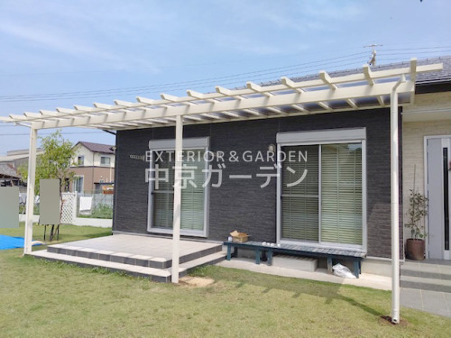 施工例画像：愛知県 常滑市  YKKフル木製調サザンテラスパーゴラタイプ1階連棟