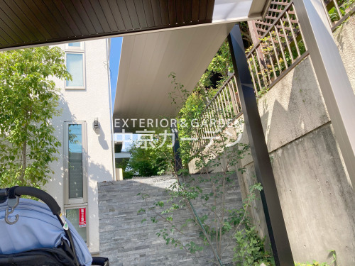 施工例画像：愛知県 名古屋市  LIXILアーキフィールドカールーフ横3台 LIXIL独立式テラスSC1階 YKKシンプレオ13F型横ルーバー