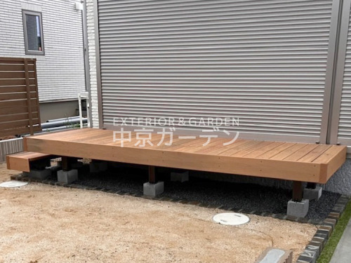 施工例画像：愛知県 日進市  タカショーエバーエコウッドリアル LIXIL木製調フェンスAAYS3型横スリット