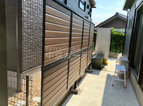 施工例画像：愛知県 西尾市  LIXIL木製調ABYL2型横ルーバー22段柱60角