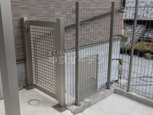 施工例画像：三重県 四日市市  YKKシンプレオ7型井桁格子片開き イーネットA1F型スチール柱