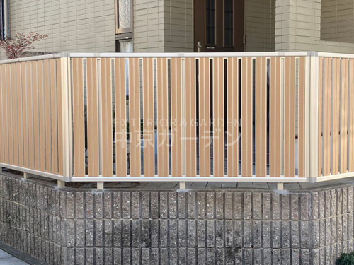 施工例画像：岐阜県 大垣市  YKK木製調ルシアスF03型たて半目隠し
