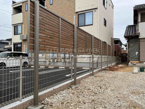施工例画像：愛知県 知立市  LIXIL木製調ABYS3型横スリット32段柱60角上段のみ