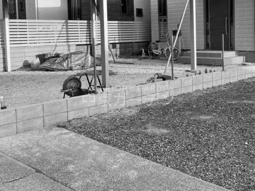 施工例画像：愛知県 日進市  YKKエフルージュツインFIRST横2台 YKK木製調ルシアスポストユニットWA01型 ユニソンカルタレンガ 土間コンクリート YKKシンプレオ13F型横ルーバー YKKイーネット3F型スチール柱