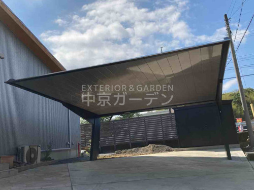 施工例画像：三重県 四日市市  四国化成マイポート7ブラック色アルミ形材屋根横2台